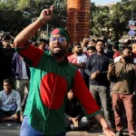 बांगलादेशमध्ये विद्यार्थी कार्यकर्ता हादीच्या मृत्यूनंतर ढाका येथे उसळलेला तणाव आणि आंदोलन