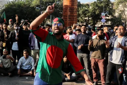 बांगलादेशमध्ये विद्यार्थी कार्यकर्ता हादीच्या मृत्यूनंतर ढाका येथे उसळलेला तणाव आणि आंदोलन