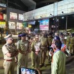 नागपूरमध्ये मद्यपी वाहनचालकावर कारवाई करताना पोलिस