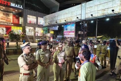 नागपूरमध्ये मद्यपी वाहनचालकावर कारवाई करताना पोलिस