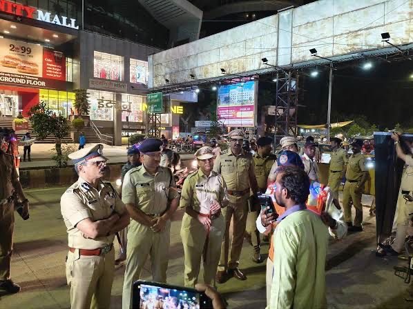 नागपूरमध्ये मद्यपी वाहनचालकावर कारवाई करताना पोलिस