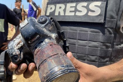 जगभर पत्रकारांवर वाढती हिंसा आणि 2025 मधील मीडिया स्वातंत्र्याचे संकट