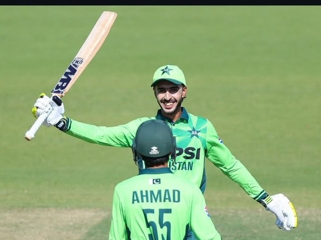 युवा क्रिकेटपटू समीर मिन्हास फलंदाजी करताना – देशांतर्गत क्रिकेटमधील उदयोन्मुख खेळाडू