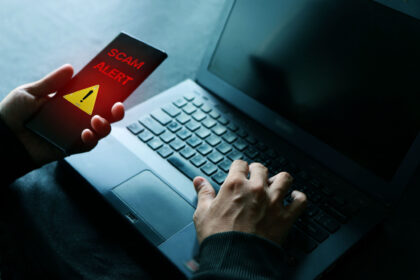 सायबर गुन्ह्याचा वाढता धोका दर्शवणारा डिजिटल न्यूज बॅनर, हॅकरची छाया, मोबाईलवर Scam Alert