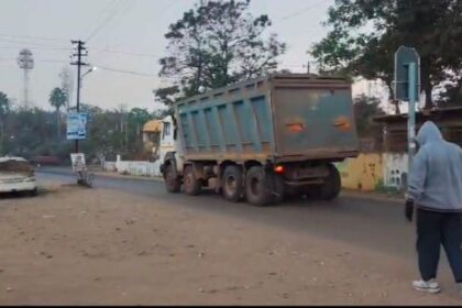 “भंडारा शहरातून बायपास असूनही अवैध रेतीचे टिप्पर जाताना दिसत आहेत, नागरिकांच्या सुरक्षिततेला धोका”