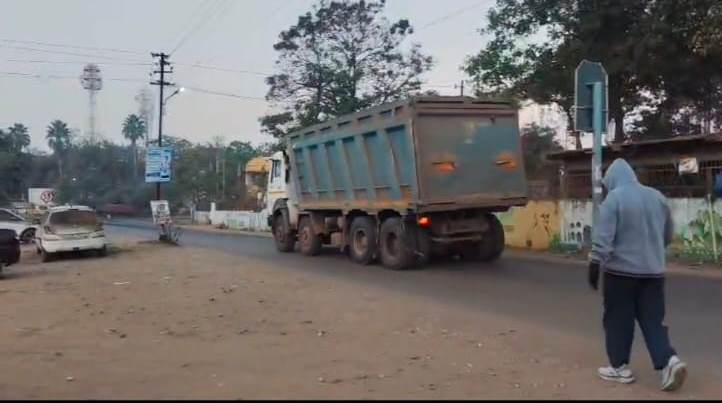 “भंडारा शहरातून बायपास असूनही अवैध रेतीचे टिप्पर जाताना दिसत आहेत, नागरिकांच्या सुरक्षिततेला धोका”