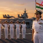 भारतीय नौदलाच्या युद्धनौकेवर उभ्या असलेल्या महिला नौदल अधिकाऱ्यांचा ताफा; पुढे उभी असलेली वरिष्ठ महिला अधिकारी, मागे सलामी देणाऱ्या महिला नौसैनिक, पार्श्वभूमीला समुद्र, युद्धनौका आणि भारतीय तिरंगा झळकत असलेला दृश्य.