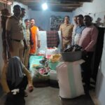 लाखनी येथे पोलिसांनी घरावर छापा टाकून मोठ्या प्रमाणात सुगंधित तंबाखू जप्त करताना आरोपीसह पोलिस पथक