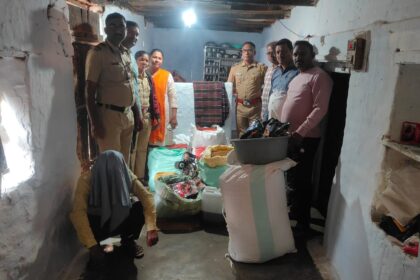 लाखनी येथे पोलिसांनी घरावर छापा टाकून मोठ्या प्रमाणात सुगंधित तंबाखू जप्त करताना आरोपीसह पोलिस पथक