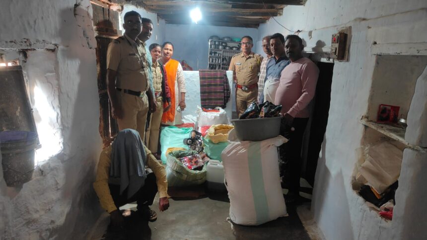 लाखनी येथे पोलिसांनी घरावर छापा टाकून मोठ्या प्रमाणात सुगंधित तंबाखू जप्त करताना आरोपीसह पोलिस पथक