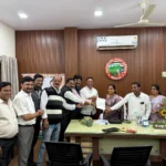 भंडारा नगर परिषदेत शिवसेना गटाने नगराध्यक्ष मधुकर मदनकर यांना बिनशर्त समर्थन जाहीर करताना पदाधिकारी व नगरसेवक