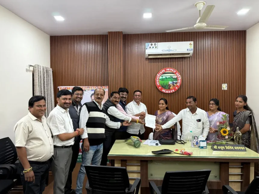 भंडारा नगर परिषदेत शिवसेना गटाने नगराध्यक्ष मधुकर मदनकर यांना बिनशर्त समर्थन जाहीर करताना पदाधिकारी व नगरसेवक