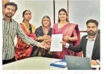 भंडारा नगर परिषदेत राष्ट्रवादी काँग्रेस पक्षाच्या गटनेत्याच्या निवडीची कागदपत्रे सादर करताना पदाधिकारी व नगरसेवक.