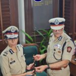महाराष्ट्र पोलीस महासंचालक पदाचा पदभार स्वीकारताना IPS अधिकारी सदानंद दाते, मावळत्या DGP रश्मी शुक्ला यांच्याकडून अधिकारदंड स्वीकारताना दिसत आहेत.
