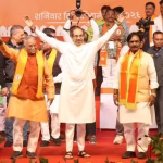 छत्रपती संभाजीनगर येथे जाहीर सभेत भाषण करताना उद्धव ठाकरे, पार्श्वभूमीवर निवडणूक प्रचाराचा माहोल