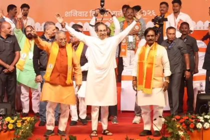 छत्रपती संभाजीनगर येथे जाहीर सभेत भाषण करताना उद्धव ठाकरे, पार्श्वभूमीवर निवडणूक प्रचाराचा माहोल