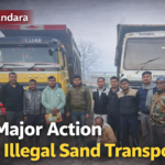 पवनी, भंडारा येथे अवैध रेती वाहतुकीविरोधात झालेल्या कारवाईत पोलिस व महसूल विभागाचे अधिकारी जप्त केलेल्या दोन टिप्परसह उभे असलेले दृश्य.