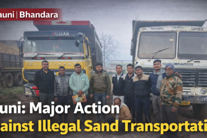 पवनी, भंडारा येथे अवैध रेती वाहतुकीविरोधात झालेल्या कारवाईत पोलिस व महसूल विभागाचे अधिकारी जप्त केलेल्या दोन टिप्परसह उभे असलेले दृश्य.