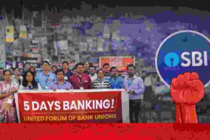 पाच दिवसांचा कामाचा आठवडा लागू करण्याच्या मागणीसाठी भंडाऱ्यात बँक कर्मचाऱ्यांचे आंदोलन; हातात 5 Days Banking बॅनर