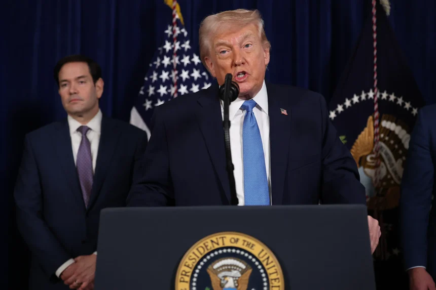 अमेरिका के पूर्व राष्ट्रपति डोनाल्ड ट्रंप प्रेस कॉन्फ्रेंस के दौरान पोडियम से संबोधित करते हुए, भारत और चीन पर 500 प्रतिशत टैरिफ से जुड़े सख्त फैसलों की घोषणा