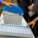 मतदान प्रक्रियेसाठी वापरण्यात येणारे ईव्हीएम मशीन आणि व्हीव्हीपॅटचे प्रशिक्षण सत्र, निवडणूक अधिकाऱ्यांकडून तपासणी