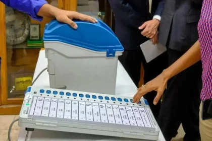 मतदान प्रक्रियेसाठी वापरण्यात येणारे ईव्हीएम मशीन आणि व्हीव्हीपॅटचे प्रशिक्षण सत्र, निवडणूक अधिकाऱ्यांकडून तपासणी