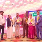 गोंदिया पब्लिक स्कूल, लाखांदूर येथे आयोजित वार्षिक स्नेहसंमेलनात प्रा. डॉ. युवराज मेश्राम यांचा सत्कार; व्यासपीठावर मान्यवरांची उपस्थिती.