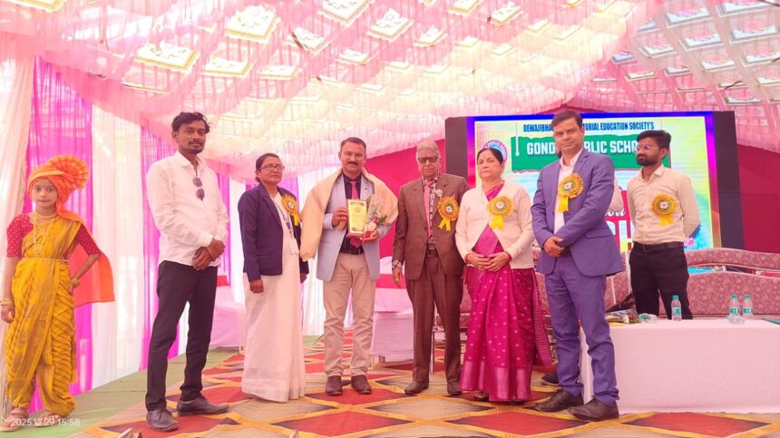 गोंदिया पब्लिक स्कूल, लाखांदूर येथे आयोजित वार्षिक स्नेहसंमेलनात प्रा. डॉ. युवराज मेश्राम यांचा सत्कार; व्यासपीठावर मान्यवरांची उपस्थिती.