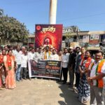 भंडाऱ्यातील गांधी चौकात छत्रपती शिवाजी महाराजांवरील वक्तव्याच्या निषेधार्थ भाजप पदाधिकाऱ्यांचे आंदोलन करताना हातात निषेध फलक