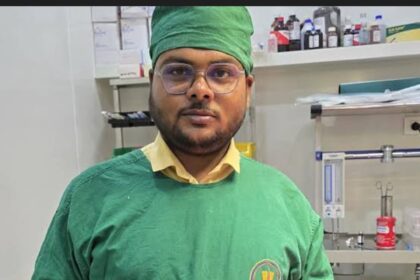 रुग्णालयातील ऑपरेशन थिएटरमध्ये हिरव्या शस्त्रक्रिया पोशाखात उभा असलेला डॉक्टर