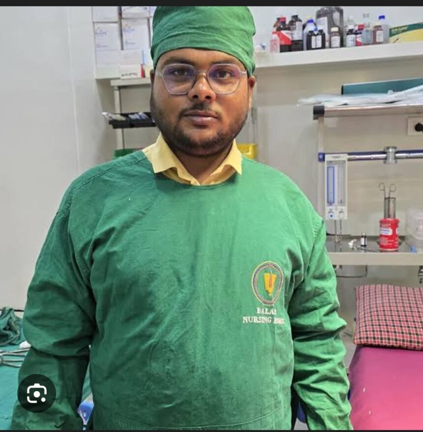 रुग्णालयातील ऑपरेशन थिएटरमध्ये हिरव्या शस्त्रक्रिया पोशाखात उभा असलेला डॉक्टर