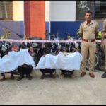 भंडारा जिल्ह्यातील पोलिसांनी आंतरजिल्हा दुचाकी चोरी प्रकरणात अटक केलेल्या आरोपींना झाकून ठेवत जप्त करण्यात आलेल्या मोटारसायकलींसमोर उभे असलेले पोलीस अधिकारी.