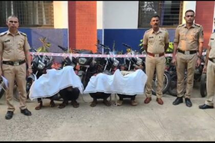 भंडारा जिल्ह्यातील पोलिसांनी आंतरजिल्हा दुचाकी चोरी प्रकरणात अटक केलेल्या आरोपींना झाकून ठेवत जप्त करण्यात आलेल्या मोटारसायकलींसमोर उभे असलेले पोलीस अधिकारी.