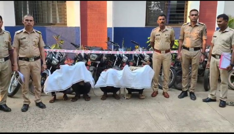 भंडारा जिल्ह्यातील पोलिसांनी आंतरजिल्हा दुचाकी चोरी प्रकरणात अटक केलेल्या आरोपींना झाकून ठेवत जप्त करण्यात आलेल्या मोटारसायकलींसमोर उभे असलेले पोलीस अधिकारी.