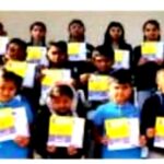 फ्युचर पोदार लर्न शाळेतील विद्यार्थ्यांनी ऑलिम्पियाड परीक्षेत मिळवलेल्या यशानंतर प्रमाणपत्रांसह घेतलेला समूह फोटो.