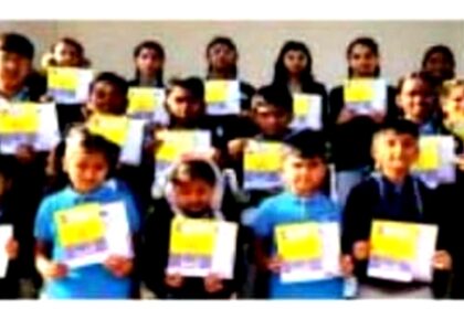 फ्युचर पोदार लर्न शाळेतील विद्यार्थ्यांनी ऑलिम्पियाड परीक्षेत मिळवलेल्या यशानंतर प्रमाणपत्रांसह घेतलेला समूह फोटो.