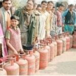 भंडाऱ्यात गॅस सिलेंडर बुकिंग ठप्प झाल्याने गॅस एजन्सीसमोर ग्राहकांच्या लागलेल्या लांब रांगा