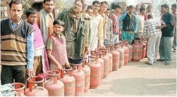 भंडाऱ्यात गॅस सिलेंडर बुकिंग ठप्प झाल्याने गॅस एजन्सीसमोर ग्राहकांच्या लागलेल्या लांब रांगा
