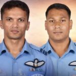 भारतीय वायुसेनेचे स्क्वाड्रन लीडर अनुज आणि फ्लाइट लेफ्टिनेंट पुरवेश दुरुगकर यांचे छायाचित्र, पार्श्वभूमीत फायटर जेट उड्डाण करताना दिसत आहेत.