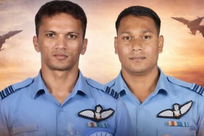 भारतीय वायुसेनेचे स्क्वाड्रन लीडर अनुज आणि फ्लाइट लेफ्टिनेंट पुरवेश दुरुगकर यांचे छायाचित्र, पार्श्वभूमीत फायटर जेट उड्डाण करताना दिसत आहेत.