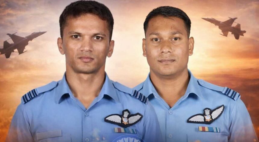 भारतीय वायुसेनेचे स्क्वाड्रन लीडर अनुज आणि फ्लाइट लेफ्टिनेंट पुरवेश दुरुगकर यांचे छायाचित्र, पार्श्वभूमीत फायटर जेट उड्डाण करताना दिसत आहेत.