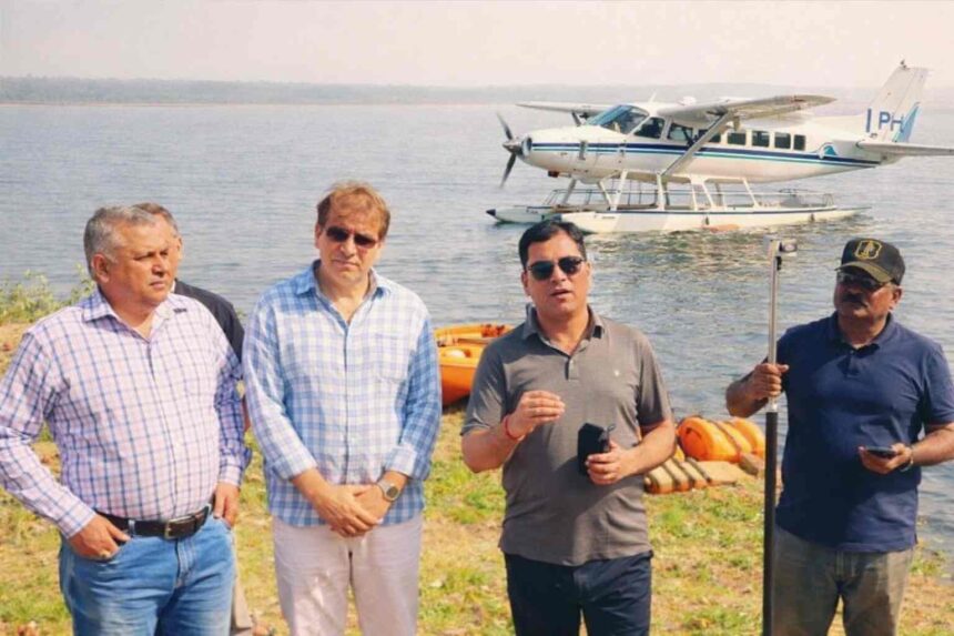 खिंडसी तलावावर पाहणी करत असलेले अधिकारी