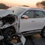 भंडारा-नागपूर महामार्गावर अपघातग्रस्त पांढरी SUV कार, समोरील भाग पूर्णपणे चुरगळलेला