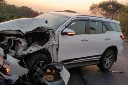 भंडारा-नागपूर महामार्गावर अपघातग्रस्त पांढरी SUV कार, समोरील भाग पूर्णपणे चुरगळलेला