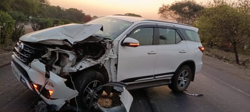 भंडारा-नागपूर महामार्गावर अपघातग्रस्त पांढरी SUV कार, समोरील भाग पूर्णपणे चुरगळलेला