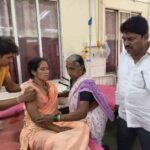 साकोली तालुक्यात वाघाच्या हल्ल्यात जखमी झालेल्या महिलेला रुग्णालयात उपचार देताना कुटुंबीय आधार देत आहेत