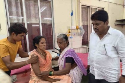साकोली तालुक्यात वाघाच्या हल्ल्यात जखमी झालेल्या महिलेला रुग्णालयात उपचार देताना कुटुंबीय आधार देत आहेत