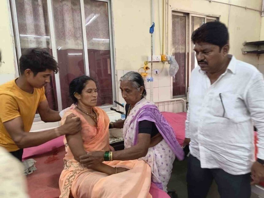 साकोली तालुक्यात वाघाच्या हल्ल्यात जखमी झालेल्या महिलेला रुग्णालयात उपचार देताना कुटुंबीय आधार देत आहेत