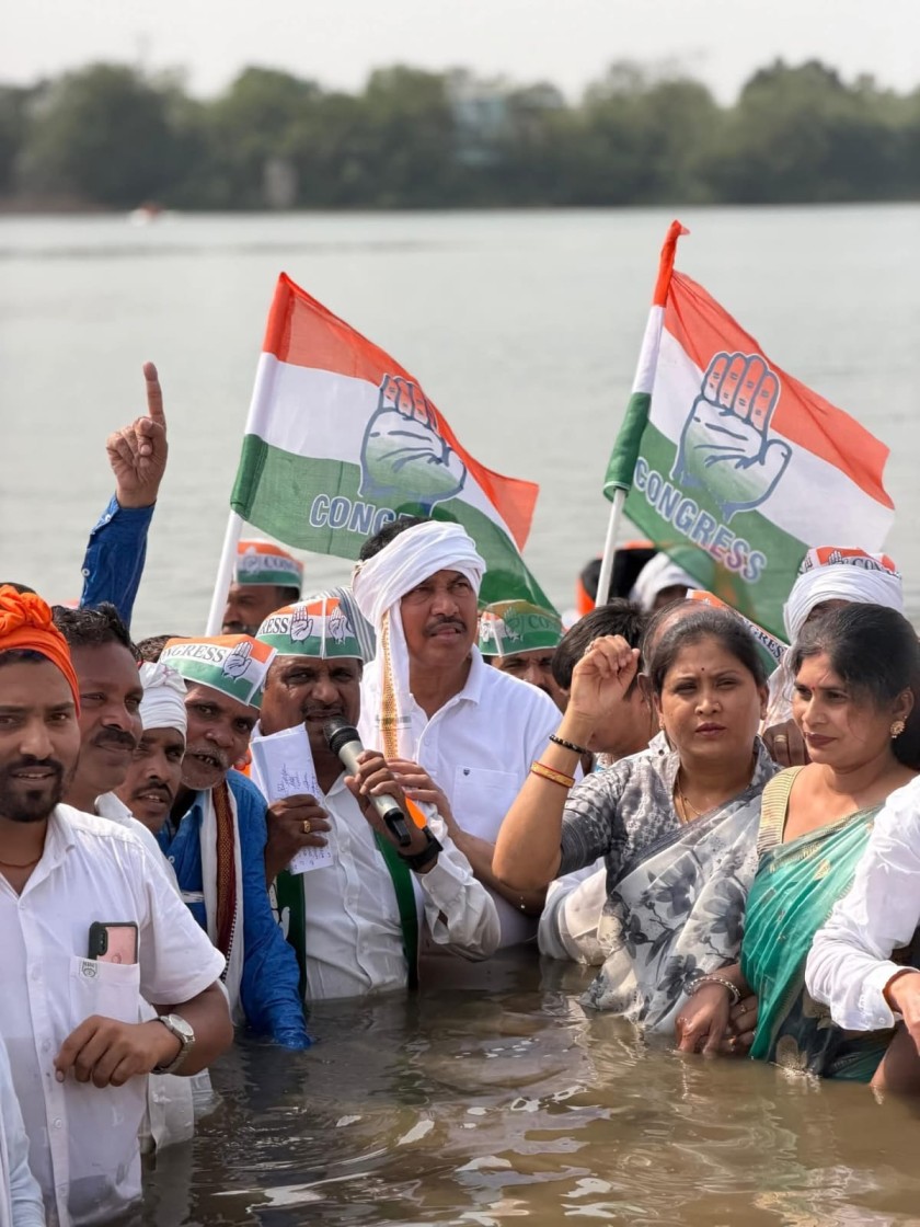 भंडाऱ्यात वेनगंगा नदीत काँग्रेस कार्यकर्त्यांचे जलसमाधी आंदोलन करताना नेते व महिला कार्यकर्त्या पाण्यात उभे राहून घोषणाबाजी करताना दिसत आहेत.